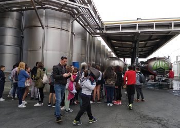 Xornada divulgativa para escolares sobre economía social e sector lácteo en Melide