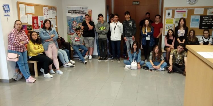 Visita do IES Lois Peña Novo á Fundación Terra de Trasancos con Rede Eusumo