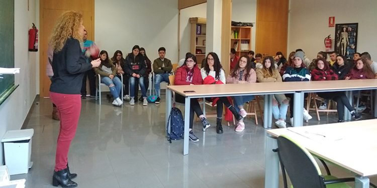 Terra de Trasancos mostra opcións de emprego a medio cento de estudantes de Vilalba