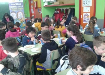 Estudantes de Carballo aprenden cooperativismo e nutrición con AGACA