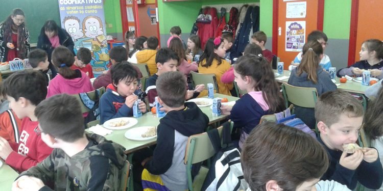 Estudantes de Carballo aprenden cooperativismo e nutrición con AGACA