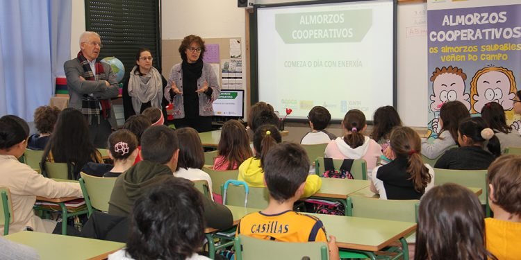 O alumnado do Quiroga Palacios aprende a comer e cooperar