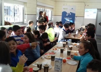 Cincuenta escolares da Coruña proban un “Almorz@ con Beizos Brancos” con Obra Social “la Caixa” e AGACA