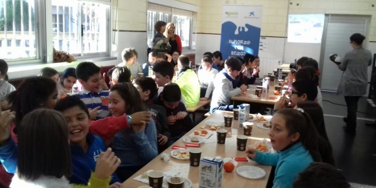 Cincuenta escolares da Coruña proban un “Almorz@ con Beizos Brancos” con Obra Social “la Caixa” e AGACA