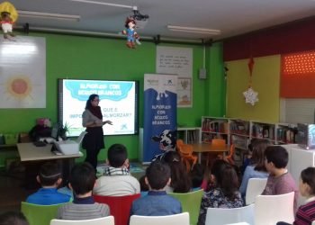 Estudantes de Carballo proban alimentos sans con “Almorz@ con Beizos Brancos”