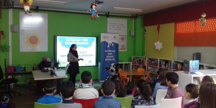 Estudantes de Carballo proban alimentos sans con “Almorz@ con Beizos Brancos”