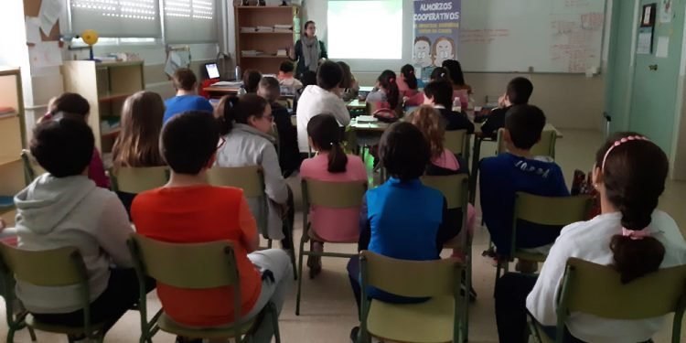 Alumnado do Otero Pedrayo aprende a cooperar xogando e almorzar coidándose