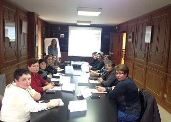 AGACA ensina a manexar o Whatsapp a un grupo de mulleres de Feiraco