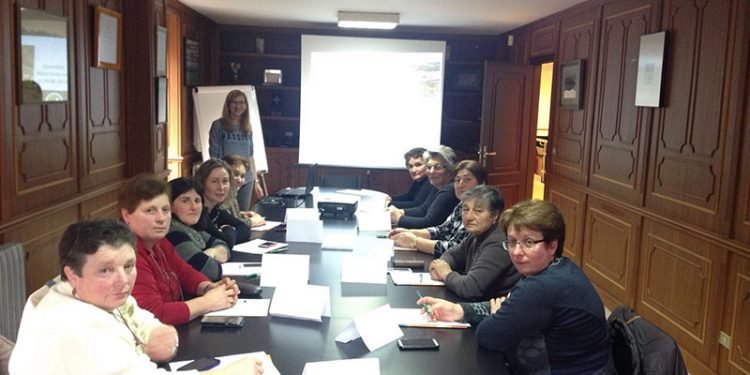 AGACA ensina a manexar o Whatsapp a un grupo de mulleres de Feiraco