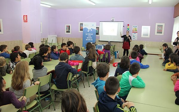 Cincuenta estudantes de Monforte proban almorzos saudables “con Beizos Brancos”