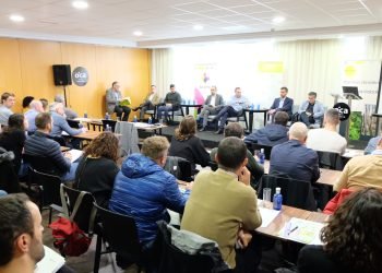 vista general de los integrantes de la mesa redonda y de parte del público asistente a la Jornada.